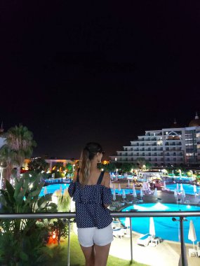 Alanya, Türkiye 'de bir otel havuzunda şık bir kadının gece görüntüsü