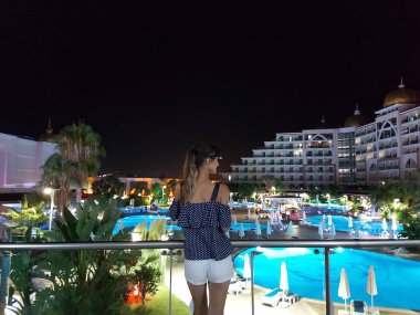 Alanya, Türkiye 'de bir otel havuzunda şık bir kadının gece görüntüsü