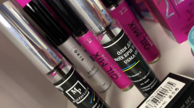 Finansal ya da iş teması için renkli bir geçmiş. Ellerinde renkli ojeler var. Güzellik ve tırnak bakımı. Yılbaşı için renkli bir geçmiş ya da yeni yıl kartı, Kirpik ve Kaşlar için malzemeler. Kozmetik