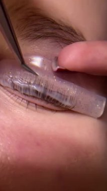 Cımbızla kadının gözünü kapat..