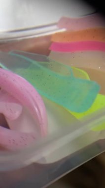 Ceset için kapağı olan renkli plastik şişeler.