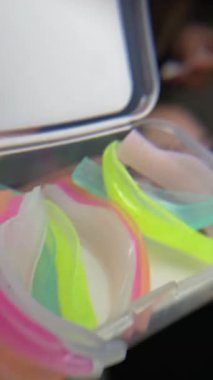 Beyaz arkaplanda renkli jöle şekerlerinin yakın plan çekimi.