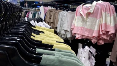 Bir Giyim Mağazasında, Denim Moda, Alışveriş ve Perakende Konsepti 'nde, Bir Rafta Giysi Askısı, Alışveriş, Moda ve Perakende Konsepti' nde kot pantolonlar sergilendi. Kaliteli fotoğraf. Kauno, Kauno m. SAv., Litvanya 04.27.2025