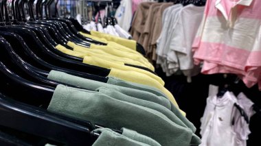 Bir Giyim Mağazasında, Denim Moda, Alışveriş ve Perakende Konsepti 'nde, Bir Rafta Giysi Askısı, Alışveriş, Moda ve Perakende Konsepti' nde kot pantolonlar sergilendi. Kaliteli fotoğraf. Kauno, Kauno m. SAv., Litvanya 04.27.2025
