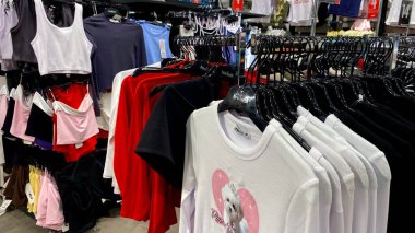Bir Giyim Mağazasında, Denim Moda, Alışveriş ve Perakende Konsepti 'nde, Bir Rafta Giysi Askısı, Alışveriş, Moda ve Perakende Konsepti' nde kot pantolonlar sergilendi. Kaliteli fotoğraf. Kauno, Kauno m. SAv., Litvanya 04.27.2025