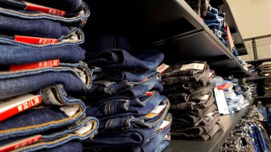 Bir Giyim Mağazasında, Denim Moda, Alışveriş ve Perakende Konsepti 'nde, Bir Rafta Giysi Askısı, Alışveriş, Moda ve Perakende Konsepti' nde kot pantolonlar sergilendi. Kaliteli fotoğraf. Kauno, Kauno m. SAv., Litvanya 04.27.2025