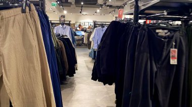Bir Giyim Mağazasında, Denim Moda, Alışveriş ve Perakende Konsepti 'nde, Bir Rafta Giysi Askısı, Alışveriş, Moda ve Perakende Konsepti' nde kot pantolonlar sergilendi. Kaliteli fotoğraf. Kauno, Kauno m. SAv., Litvanya 04.27.2025