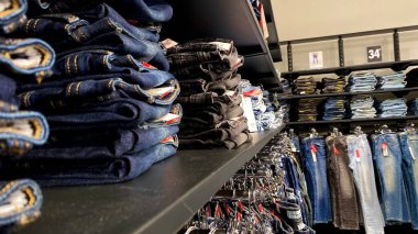 Bir Giyim Mağazasında, Denim Moda, Alışveriş ve Perakende Konsepti 'nde, Bir Rafta Giysi Askısı, Alışveriş, Moda ve Perakende Konsepti' nde kot pantolonlar sergilendi. Kaliteli fotoğraf. Kauno, Kauno m. SAv., Litvanya 04.27.2025