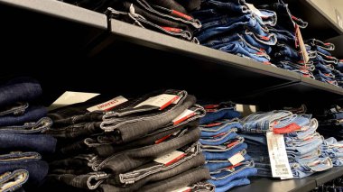 Bir Giyim Mağazasında, Denim Moda, Alışveriş ve Perakende Konsepti 'nde, Bir Rafta Giysi Askısı, Alışveriş, Moda ve Perakende Konsepti' nde kot pantolonlar sergilendi. Kaliteli fotoğraf. Kauno, Kauno m. SAv., Litvanya 04.27.2025