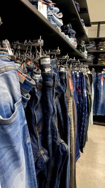 Bir Giyim Mağazasında, Denim Moda, Alışveriş ve Perakende Konsepti 'nde, Bir Rafta Giysi Askısı, Alışveriş, Moda ve Perakende Konsepti' nde kot pantolonlar sergilendi. Kaliteli fotoğraf. Kauno, Kauno m. SAv., Litvanya 04.27.2025