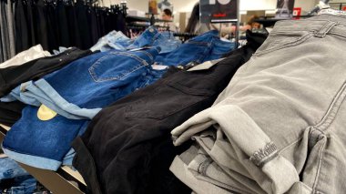 Bir Giyim Mağazasında, Denim Moda, Alışveriş ve Perakende Konsepti 'nde, Bir Rafta Giysi Askısı, Alışveriş, Moda ve Perakende Konsepti' nde kot pantolonlar sergilendi. Kaliteli fotoğraf. Kauno, Kauno m. SAv., Litvanya 04.27.2025