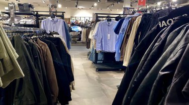 Bir Giyim Mağazasında, Denim Moda, Alışveriş ve Perakende Konsepti 'nde, Bir Rafta Giysi Askısı, Alışveriş, Moda ve Perakende Konsepti' nde kot pantolonlar sergilendi. Kaliteli fotoğraf. Kauno, Kauno m. SAv., Litvanya 04.27.2025