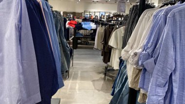Bir Giyim Mağazasında, Denim Moda, Alışveriş ve Perakende Konsepti 'nde, Bir Rafta Giysi Askısı, Alışveriş, Moda ve Perakende Konsepti' nde kot pantolonlar sergilendi. Kaliteli fotoğraf. Kauno, Kauno m. SAv., Litvanya 04.27.2025