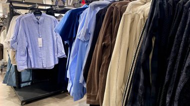 Bir Giyim Mağazasında, Denim Moda, Alışveriş ve Perakende Konsepti 'nde, Bir Rafta Giysi Askısı, Alışveriş, Moda ve Perakende Konsepti' nde kot pantolonlar sergilendi. Kaliteli fotoğraf. Kauno, Kauno m. SAv., Litvanya 04.27.2025