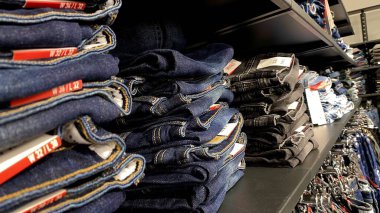 Bir Giyim Mağazasında, Denim Moda, Alışveriş ve Perakende Konsepti 'nde, Bir Rafta Giysi Askısı, Alışveriş, Moda ve Perakende Konsepti' nde kot pantolonlar sergilendi. Kaliteli fotoğraf. Kauno, Kauno m. SAv., Litvanya 04.27.2025
