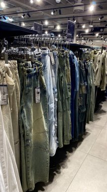 Bir Giyim Mağazasında, Denim Moda, Alışveriş ve Perakende Konsepti 'nde, Bir Rafta Giysi Askısı, Alışveriş, Moda ve Perakende Konsepti' nde kot pantolonlar sergilendi. Kaliteli fotoğraf. Kauno, Kauno m. SAv., Litvanya 04.27.2025