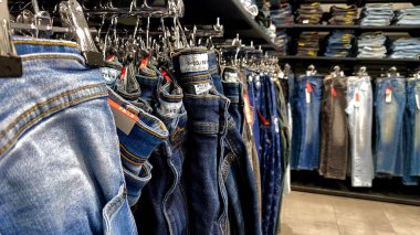 Bir Giyim Mağazasında, Denim Moda, Alışveriş ve Perakende Konsepti 'nde, Bir Rafta Giysi Askısı, Alışveriş, Moda ve Perakende Konsepti' nde kot pantolonlar sergilendi. Kaliteli fotoğraf. Kauno, Kauno m. SAv., Litvanya 04.27.2025