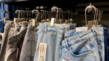 Bir Giyim Mağazasında, Denim Moda, Alışveriş ve Perakende Konsepti 'nde, Bir Rafta Giysi Askısı, Alışveriş, Moda ve Perakende Konsepti' nde kot pantolonlar sergilendi. Kaliteli fotoğraf. Kauno, Kauno m. SAv., Litvanya 04.27.2025