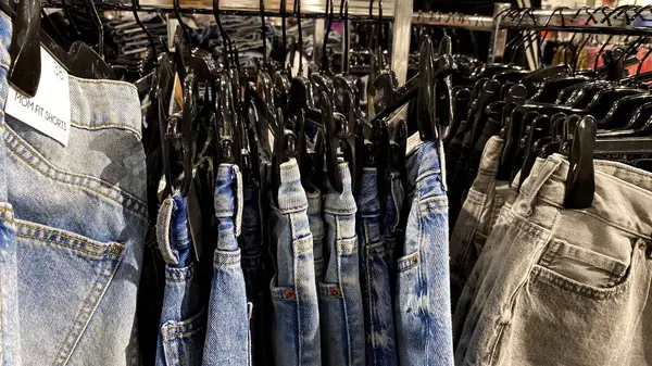 Bir Giyim Mağazasında, Denim Moda, Alışveriş ve Perakende Konsepti 'nde, Bir Rafta Giysi Askısı, Alışveriş, Moda ve Perakende Konsepti' nde kot pantolonlar sergilendi. Kaliteli fotoğraf. Kauno, Kauno m. SAv., Litvanya 04.27.2025