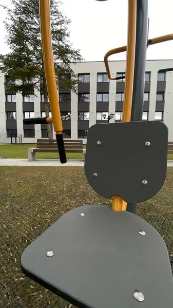 Açık hava jimnastik makinesi bir konut avlusuna kurulmuş. Göğüs ütüsü ve iniş istasyonunu birleştiriyor. Çocuk parkının yanında yer alan bu ekipman, yetişkinler ve şehir ortamlarındaki gençler için fiziksel aktiviteyi teşvik etmektedir. Bunun için uygun.