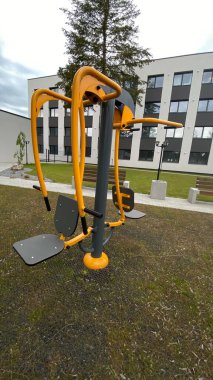 Açık hava jimnastik makinesi bir konut avlusuna kurulmuş. Göğüs ütüsü ve iniş istasyonunu birleştiriyor. Çocuk parkının yanında yer alan bu ekipman, yetişkinler ve şehir ortamlarındaki gençler için fiziksel aktiviteyi teşvik etmektedir. Bunun için uygun.