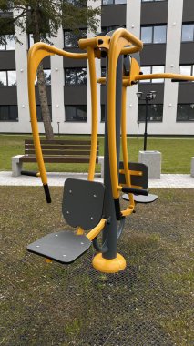Açık hava jimnastik makinesi bir konut avlusuna kurulmuş. Göğüs ütüsü ve iniş istasyonunu birleştiriyor. Çocuk parkının yanında yer alan bu ekipman, yetişkinler ve şehir ortamlarındaki gençler için fiziksel aktiviteyi teşvik etmektedir. Bunun için uygun.