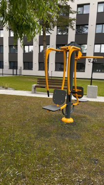 Açık hava jimnastik makinesi bir konut avlusuna kurulmuş. Göğüs ütüsü ve iniş istasyonunu birleştiriyor. Çocuk parkının yanında yer alan bu ekipman, yetişkinler ve şehir ortamlarındaki gençler için fiziksel aktiviteyi teşvik etmektedir. Bunun için uygun.