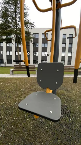 Açık hava jimnastik makinesi bir konut avlusuna kurulmuş. Göğüs ütüsü ve iniş istasyonunu birleştiriyor. Çocuk parkının yanında yer alan bu ekipman, yetişkinler ve şehir ortamlarındaki gençler için fiziksel aktiviteyi teşvik etmektedir. Bunun için uygun.