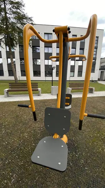 Açık hava jimnastik makinesi bir konut avlusuna kurulmuş. Göğüs ütüsü ve iniş istasyonunu birleştiriyor. Çocuk parkının yanında yer alan bu ekipman, yetişkinler ve şehir ortamlarındaki gençler için fiziksel aktiviteyi teşvik etmektedir. Bunun için uygun.