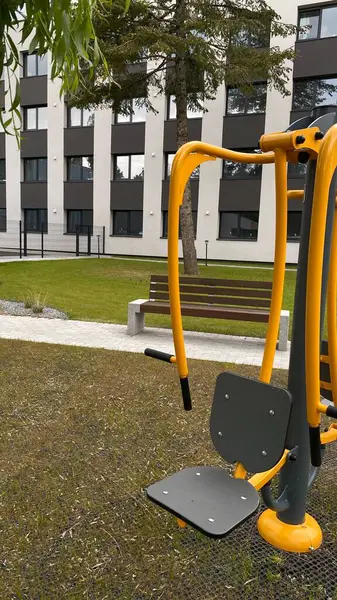 Açık hava jimnastik makinesi bir konut avlusuna kurulmuş. Göğüs ütüsü ve iniş istasyonunu birleştiriyor. Çocuk parkının yanında yer alan bu ekipman, yetişkinler ve şehir ortamlarındaki gençler için fiziksel aktiviteyi teşvik etmektedir. Bunun için uygun.