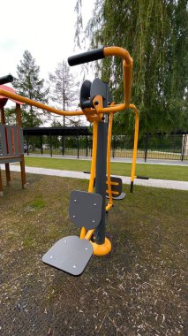 Açık hava jimnastik makinesi bir konut avlusuna kurulmuş. Göğüs ütüsü ve iniş istasyonunu birleştiriyor. Çocuk parkının yanında yer alan bu ekipman, yetişkinler ve şehir ortamlarındaki gençler için fiziksel aktiviteyi teşvik etmektedir. Bunun için uygun.