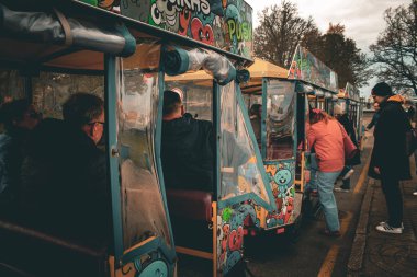 Klaipeda, 93100 Klaipedos m. sav, Litvanya 05.03.2025: 29 'da park halindeki tramvaya doğru yürüyen genç bir kadın. Yüksek kalite fotoğraf