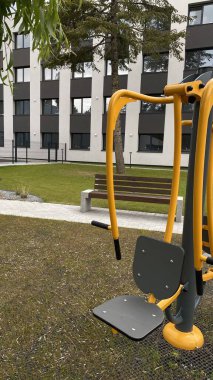 Açık hava jimnastik makinesi bir konut avlusuna kurulmuş. Göğüs ütüsü ve iniş istasyonunu birleştiriyor. Çocuk parkının yanında yer alan bu ekipman, yetişkinler ve şehir ortamlarındaki gençler için fiziksel aktiviteyi teşvik etmektedir. Bunun için uygun.