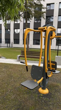 Açık hava jimnastik makinesi bir konut avlusuna kurulmuş. Göğüs ütüsü ve iniş istasyonunu birleştiriyor. Çocuk parkının yanında yer alan bu ekipman, yetişkinler ve şehir ortamlarındaki gençler için fiziksel aktiviteyi teşvik etmektedir. Bunun için uygun.