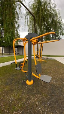 Açık hava jimnastik makinesi bir konut avlusuna kurulmuş. Göğüs ütüsü ve iniş istasyonunu birleştiriyor. Çocuk parkının yanında yer alan bu ekipman, yetişkinler ve şehir ortamlarındaki gençler için fiziksel aktiviteyi teşvik etmektedir. Bunun için uygun.