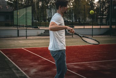 Bahar ormanı ortamında dışarıda tenis oynayan bir adam. Kedainiai, 57177 Kauno m. sav., Litvanya 05.01.2025 17: 27. Yüksek kalite fotoğraf