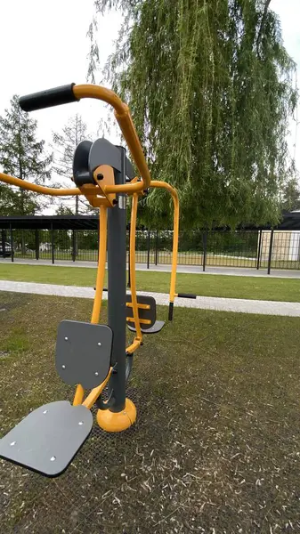 Açık hava jimnastik makinesi bir konut avlusuna kurulmuş. Göğüs ütüsü ve iniş istasyonunu birleştiriyor. Çocuk parkının yanında yer alan bu ekipman, yetişkinler ve şehir ortamlarındaki gençler için fiziksel aktiviteyi teşvik etmektedir. Bunun için uygun.