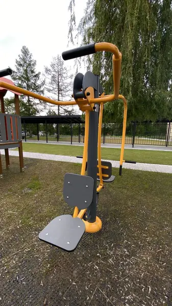 Açık hava jimnastik makinesi bir konut avlusuna kurulmuş. Göğüs ütüsü ve iniş istasyonunu birleştiriyor. Çocuk parkının yanında yer alan bu ekipman, yetişkinler ve şehir ortamlarındaki gençler için fiziksel aktiviteyi teşvik etmektedir. Bunun için uygun.