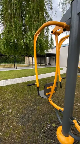 Açık hava jimnastik makinesi bir konut avlusuna kurulmuş. Göğüs ütüsü ve iniş istasyonunu birleştiriyor. Çocuk parkının yanında yer alan bu ekipman, yetişkinler ve şehir ortamlarındaki gençler için fiziksel aktiviteyi teşvik etmektedir. Bunun için uygun.