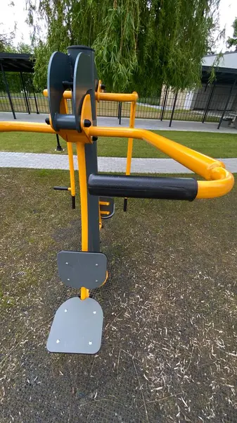 Açık hava jimnastik makinesi bir konut avlusuna kurulmuş. Göğüs ütüsü ve iniş istasyonunu birleştiriyor. Çocuk parkının yanında yer alan bu ekipman, yetişkinler ve şehir ortamlarındaki gençler için fiziksel aktiviteyi teşvik etmektedir. Bunun için uygun.