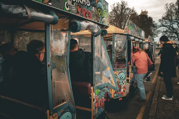 Klaipeda, 93100 Klaipedos m. sav, Litvanya 05.03.2025: 29 'da park halindeki tramvaya doğru yürüyen genç bir kadın. Yüksek kalite fotoğraf