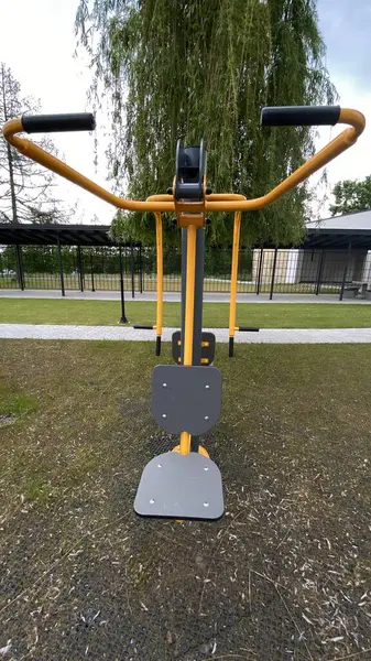 Açık hava jimnastik makinesi bir konut avlusuna kurulmuş. Göğüs ütüsü ve iniş istasyonunu birleştiriyor. Çocuk parkının yanında yer alan bu ekipman, yetişkinler ve şehir ortamlarındaki gençler için fiziksel aktiviteyi teşvik etmektedir. Bunun için uygun.