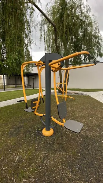 Açık hava jimnastik makinesi bir konut avlusuna kurulmuş. Göğüs ütüsü ve iniş istasyonunu birleştiriyor. Çocuk parkının yanında yer alan bu ekipman, yetişkinler ve şehir ortamlarındaki gençler için fiziksel aktiviteyi teşvik etmektedir. Bunun için uygun.