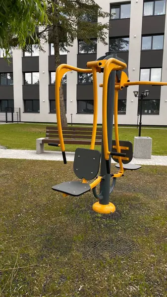 Açık hava jimnastik makinesi bir konut avlusuna kurulmuş. Göğüs ütüsü ve iniş istasyonunu birleştiriyor. Çocuk parkının yanında yer alan bu ekipman, yetişkinler ve şehir ortamlarındaki gençler için fiziksel aktiviteyi teşvik etmektedir. Bunun için uygun.