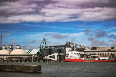 Endüstriyel deniz manzarası Klaipeda 93100 Klaipedos m sav Litvanya 05.03.2025 14.29 'da vinçler, liman gemileri ve şehir altyapısına sahip kargo limanı. Yüksek kalite fotoğraf