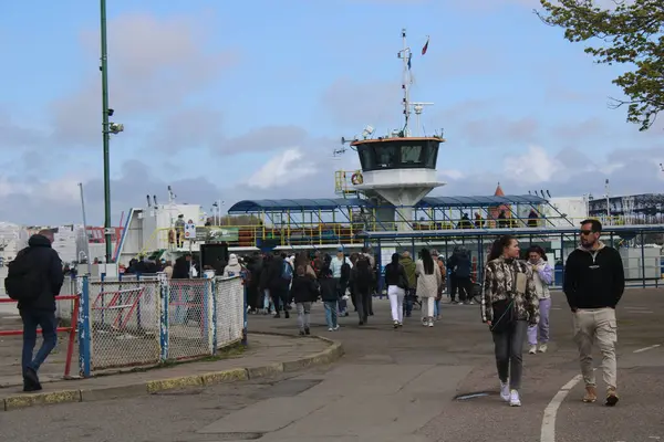 Litvanya, Klaipeda 'da nehir feribotuna binen bir grup insan. Sakin su, yaz atmosferi, şehir geçmişi ve Baltık şehrinde günlük yaşam sahneleri. Ulaşım, şehir hayatı, seyahat ve turizm konuları için mükemmel.