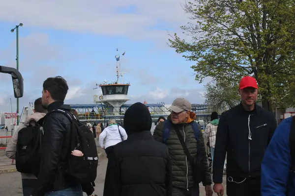 Litvanya, Klaipeda 'da nehir feribotuna binen bir grup insan. Sakin su, yaz atmosferi, şehir geçmişi ve Baltık şehrinde günlük yaşam sahneleri. Ulaşım, şehir hayatı, seyahat ve turizm konuları için mükemmel.