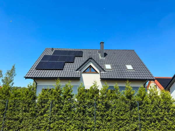 コピースペースとしてソーラーパネルと青空と現代の民家の屋上 太陽電池の抽象 — ストック写真