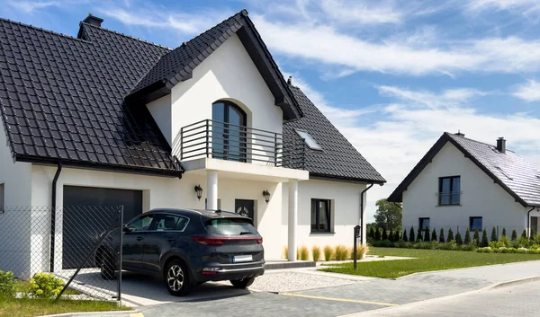 Das Äußere Eines Modernen Eleganten Einfamilienhauses Polen lizenzfreie Stockbilder