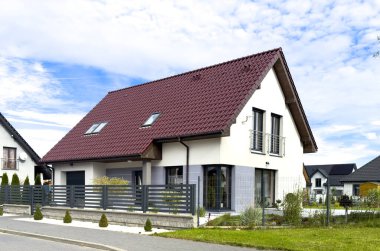 Polonya 'da tek kişilik şık bir aile evi. Sokaklardan, çitlerden ve çatıdan ana özellikler olarak görülüyor..